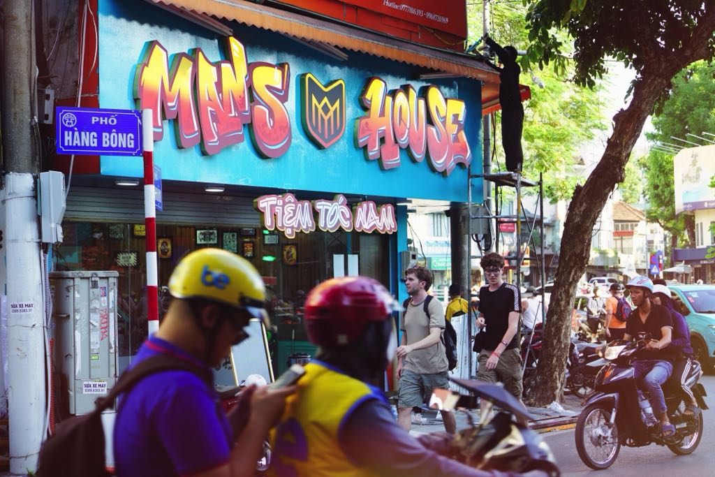 Biển Hiệu Barbershop ManHouse – Công Trình Chuỗi Tóc Nam Tại Hà Nội 8 góc nhìn thực tế barbershop manhouse