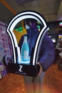 Đế đựng rượu cầm tay