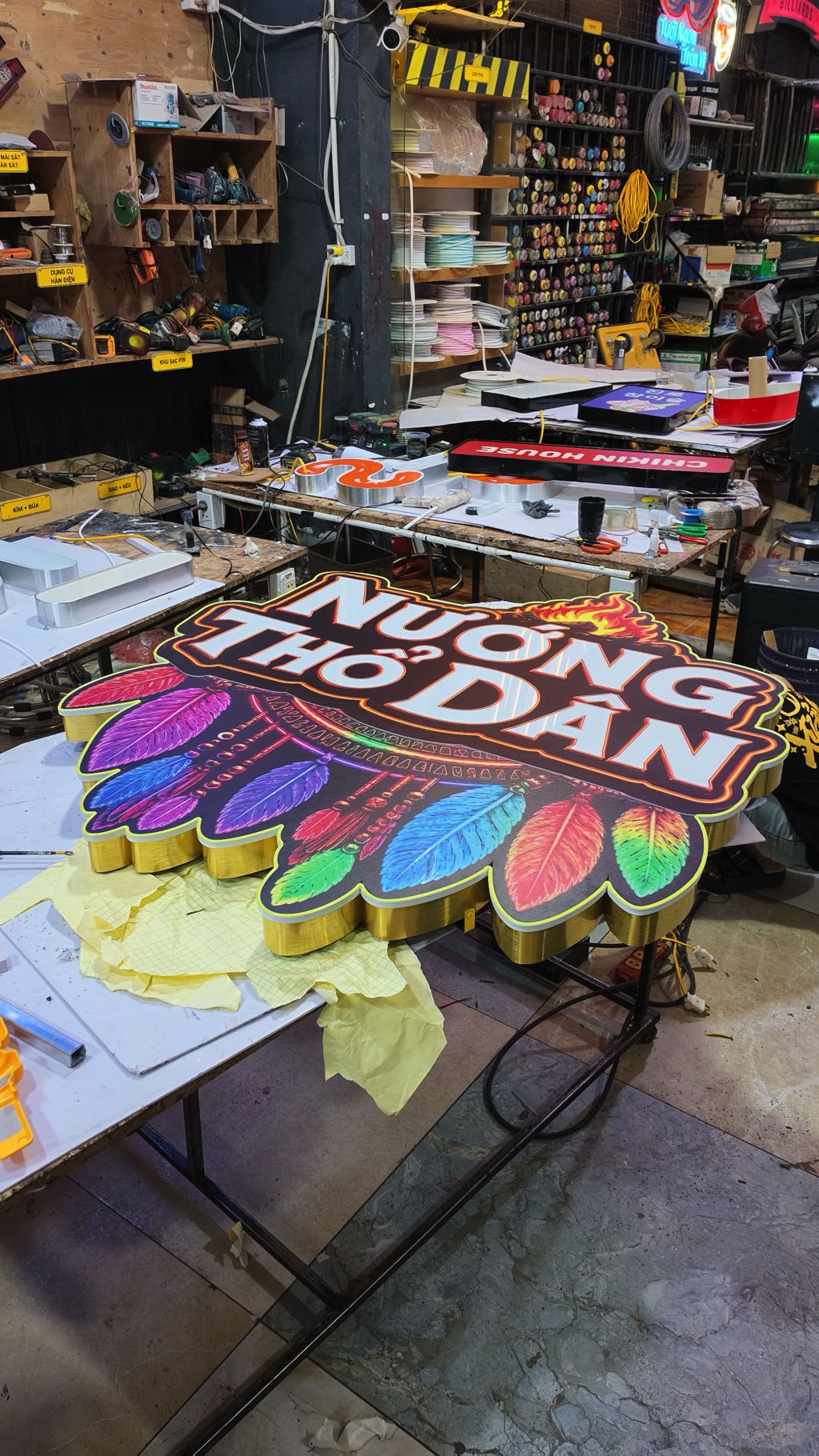 Mẫu Đèn RGB đẹp kết hợp logo và bàn DJ cho Tiệm Nướng Thổ Dân 5 Đèn RGB kết hợp logo và bàn DJ - hình ảnh 5