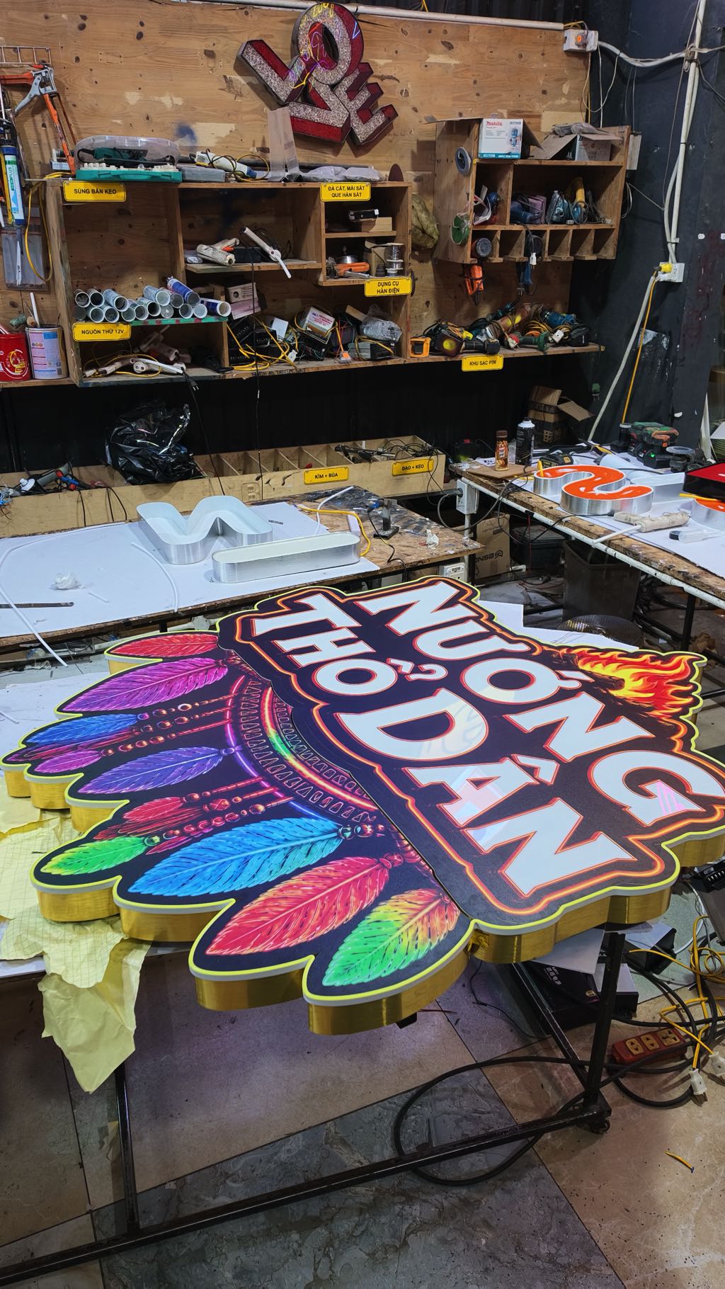 Mẫu Đèn RGB đẹp kết hợp logo và bàn DJ cho Tiệm Nướng Thổ Dân 4 Đèn RGB kết hợp logo và bàn DJ - hình ảnh 4