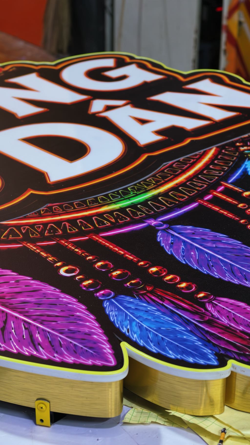 Mẫu Đèn RGB đẹp kết hợp logo và bàn DJ cho Tiệm Nướng Thổ Dân 3 Đèn RGB kết hợp logo và bàn DJ - hình ảnh 3