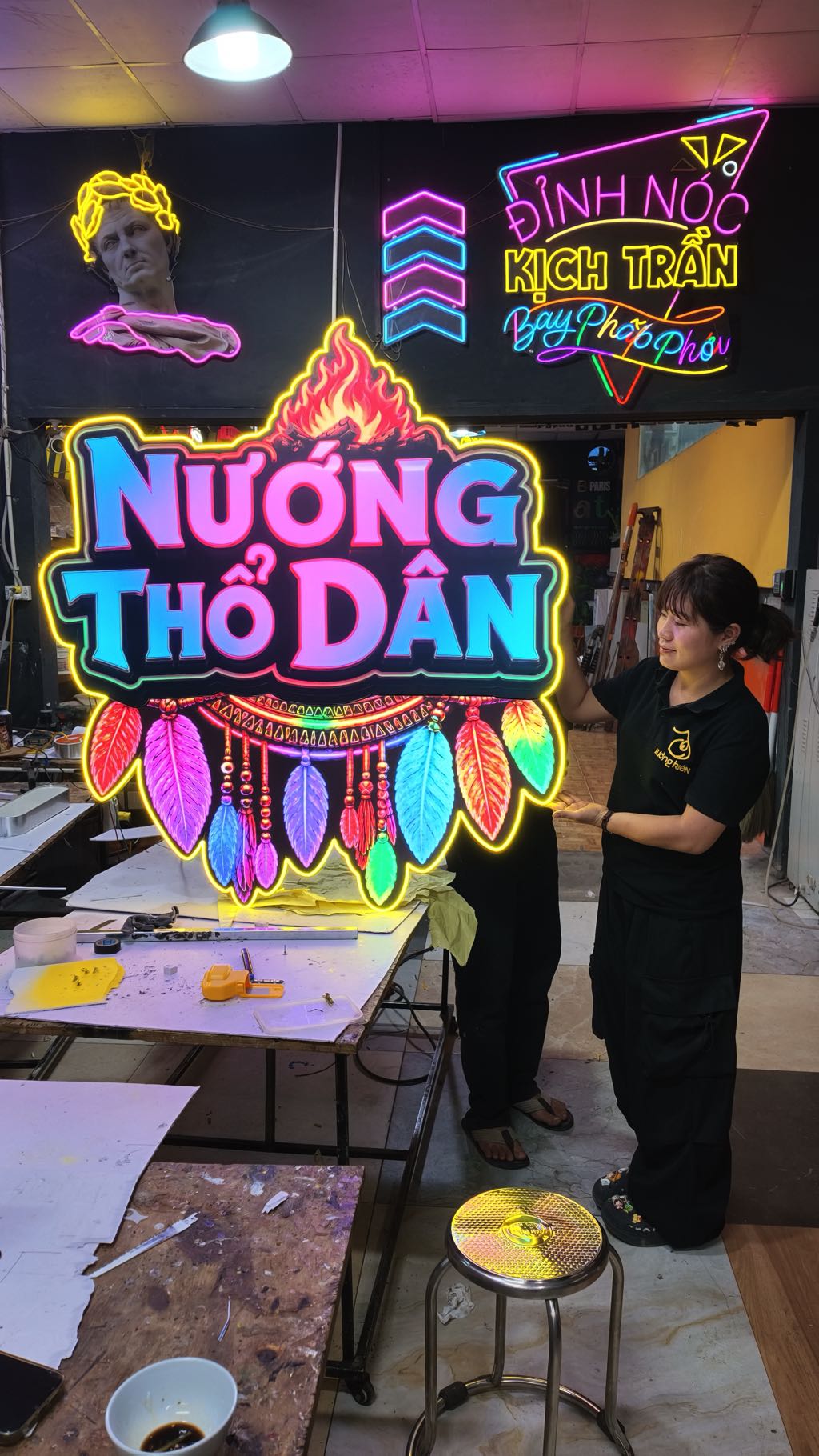 Mẫu Đèn RGB đẹp kết hợp logo và bàn DJ cho Tiệm Nướng Thổ Dân 12 đèn RGB