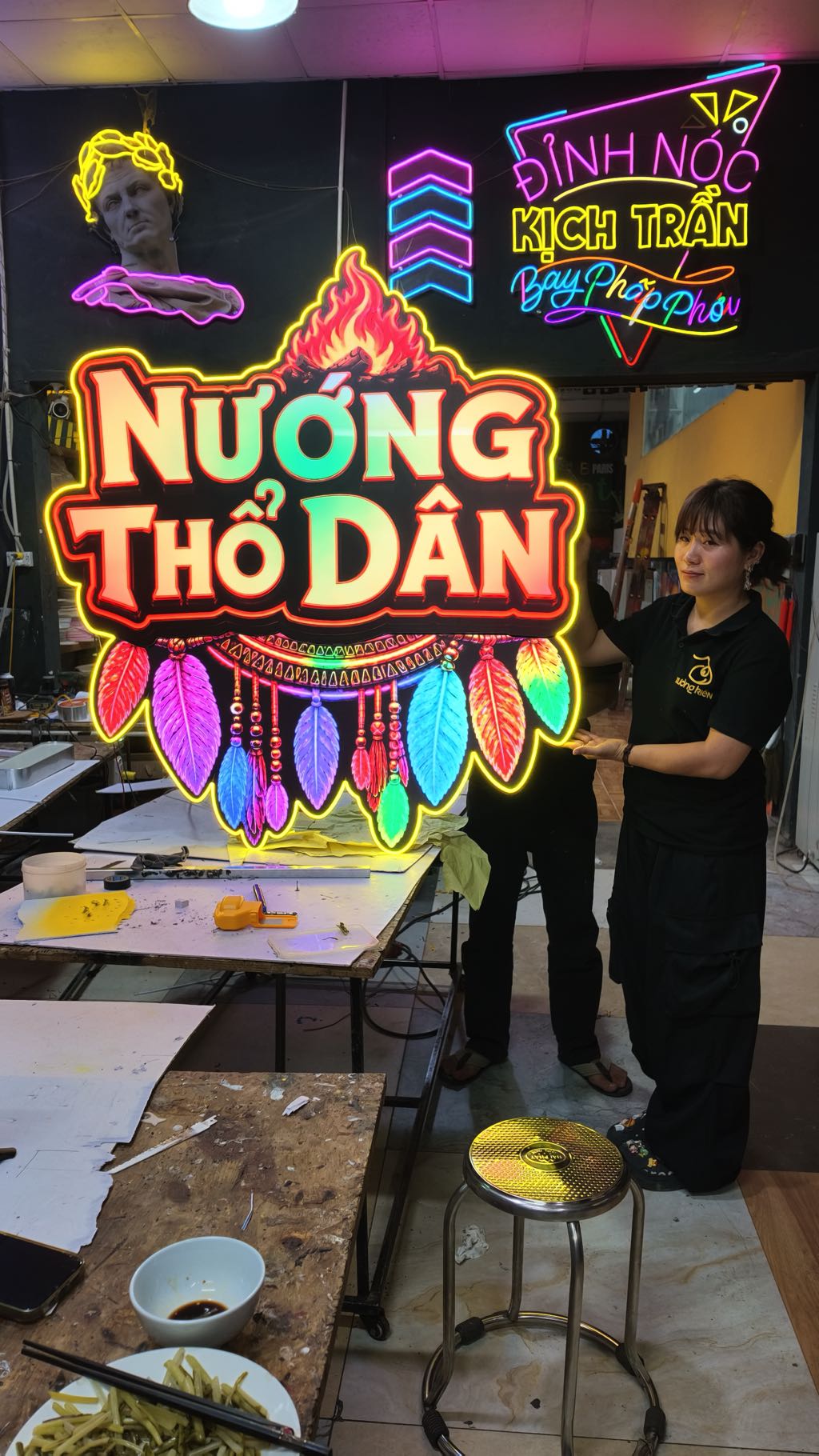 Mẫu Đèn RGB đẹp kết hợp logo và bàn DJ cho Tiệm Nướng Thổ Dân 11 đèn RGB