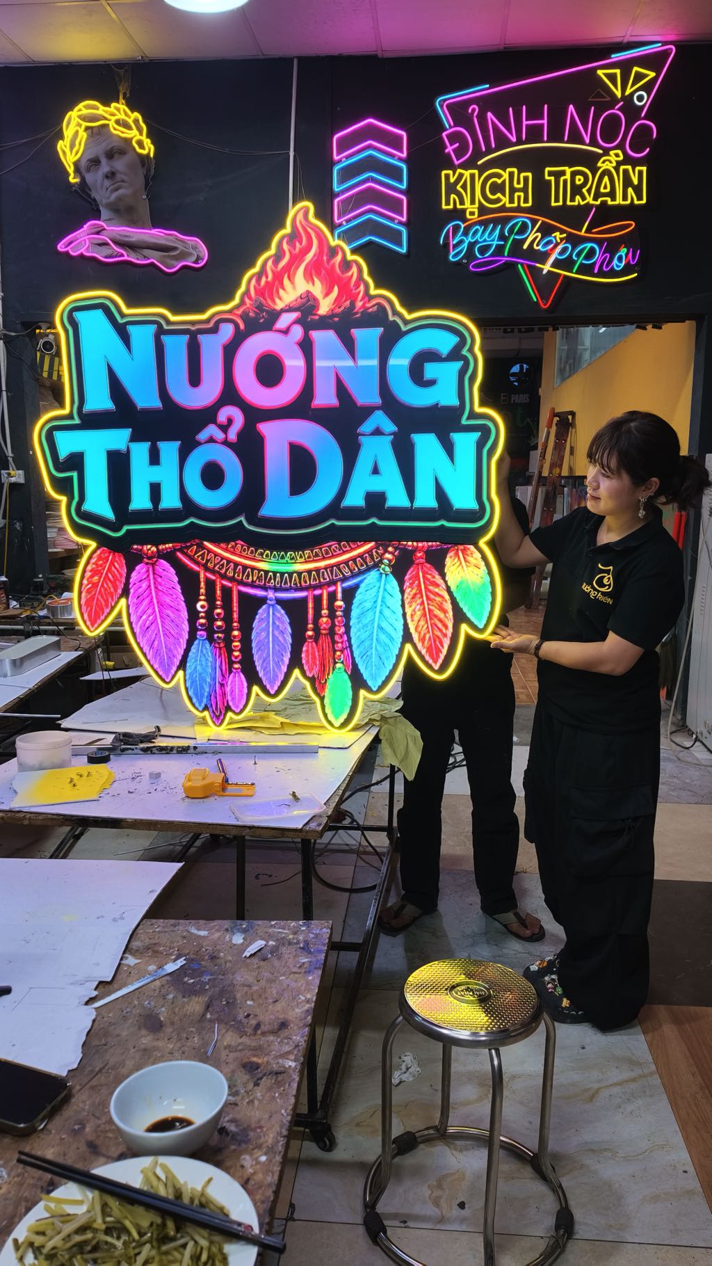 Mẫu Đèn RGB đẹp kết hợp logo và bàn DJ cho Tiệm Nướng Thổ Dân 10 đèn RGB
