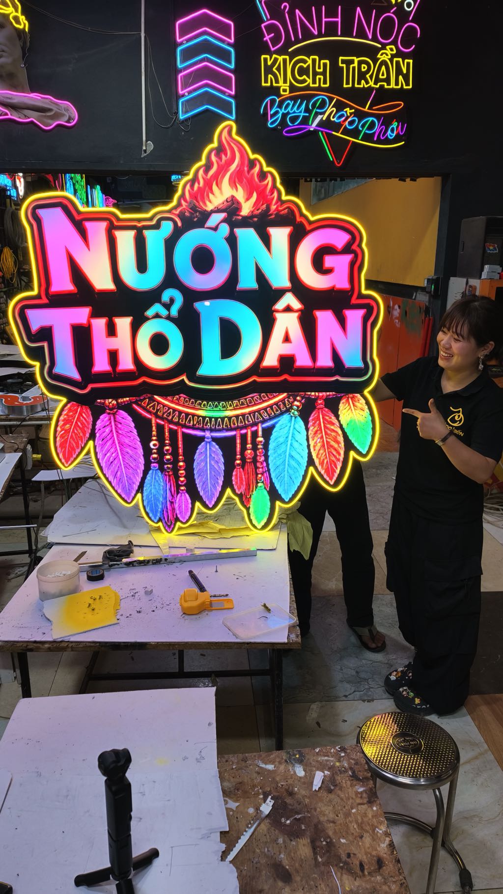 Mẫu Đèn RGB đẹp kết hợp logo và bàn DJ cho Tiệm Nướng Thổ Dân 9 đèn RGB