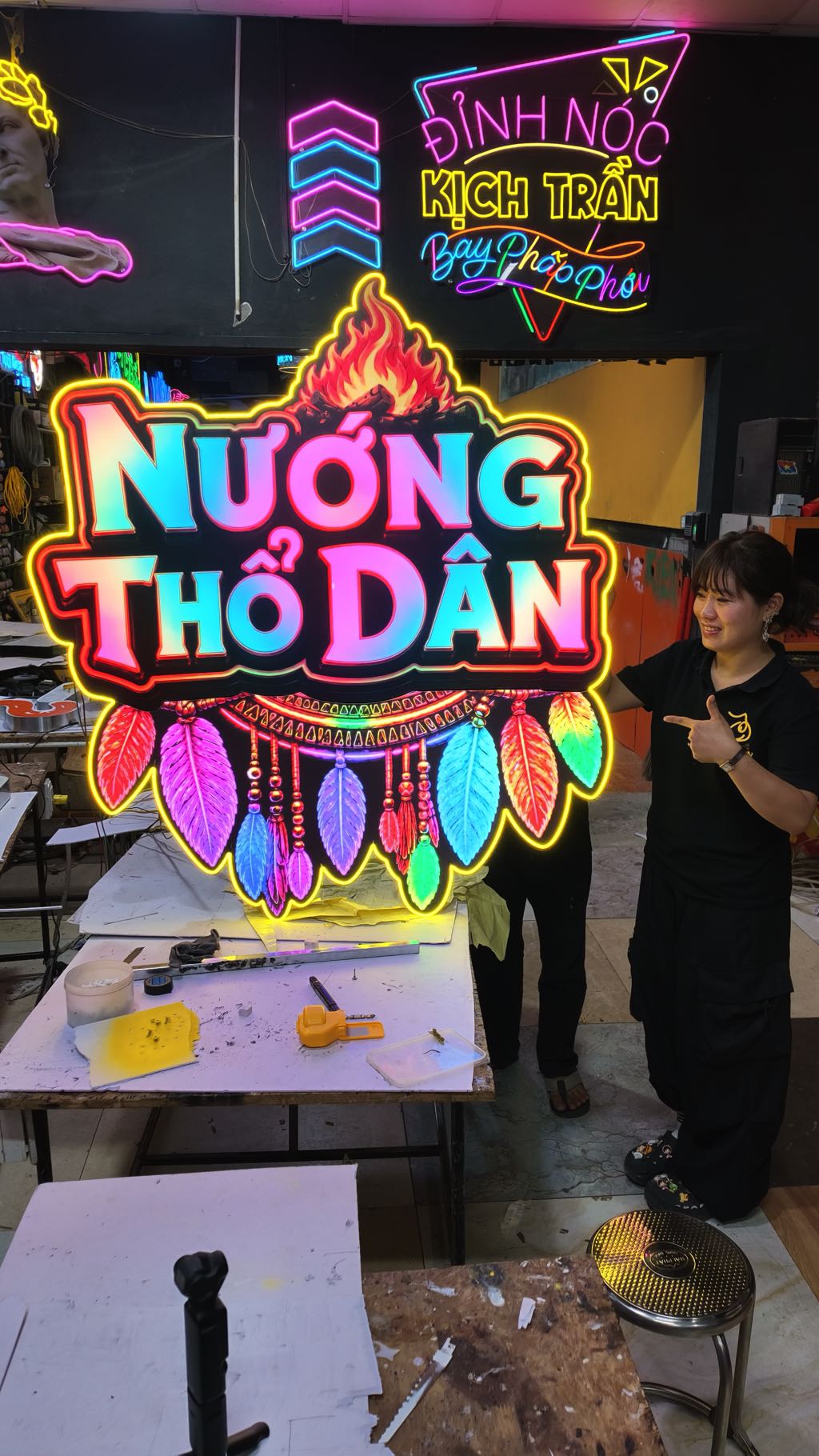 Mẫu Đèn RGB đẹp kết hợp logo và bàn DJ cho Tiệm Nướng Thổ Dân 8 Đèn RGB kết hợp logo và bàn DJ - hình ảnh 7