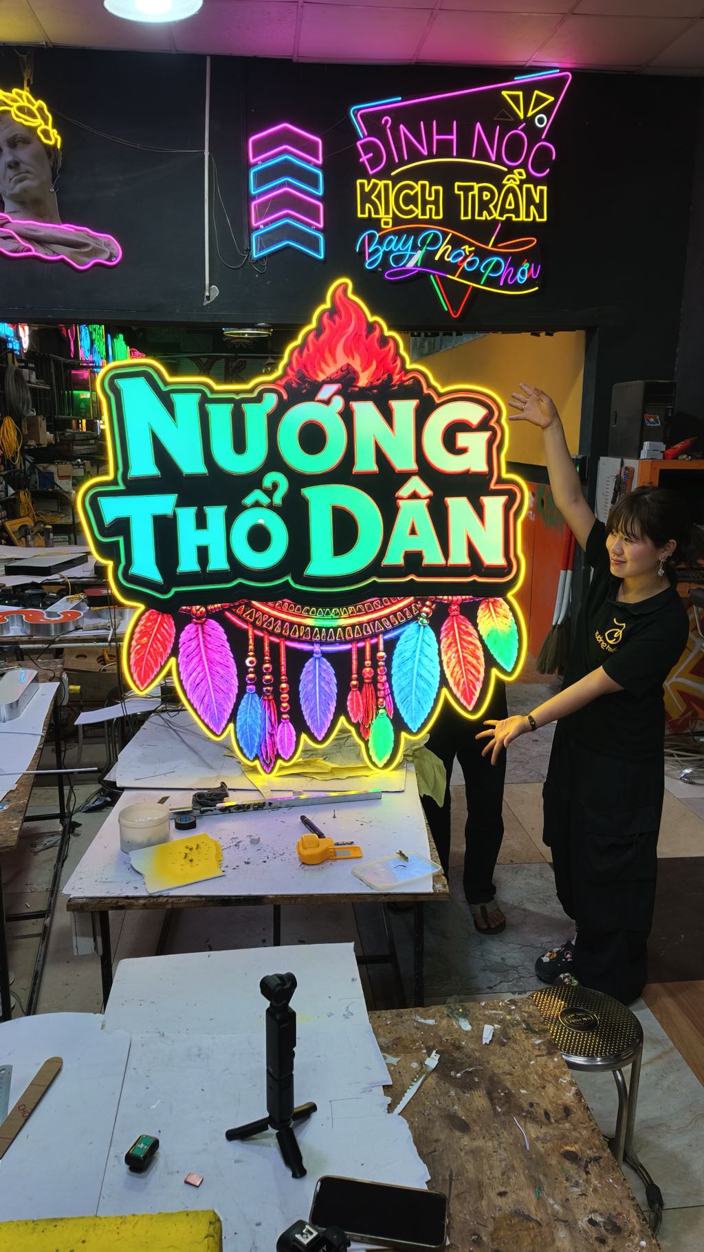 Mẫu Đèn RGB đẹp kết hợp logo và bàn DJ cho Tiệm Nướng Thổ Dân 7 Đèn RGB kết hợp logo và bàn DJ - hình ảnh 6