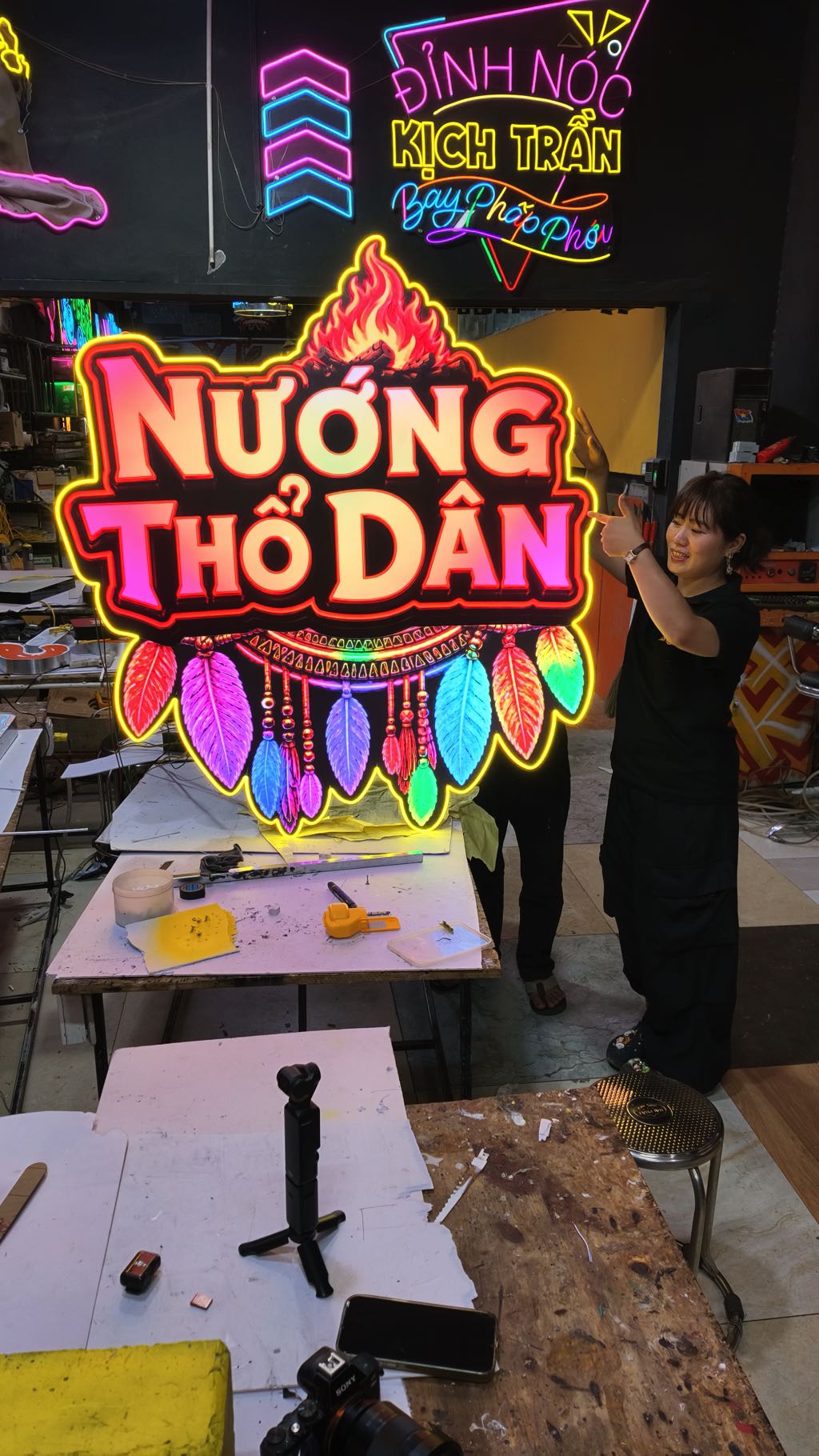 Mẫu Đèn RGB đẹp kết hợp logo và bàn DJ cho Tiệm Nướng Thổ Dân 6 đèn RGB