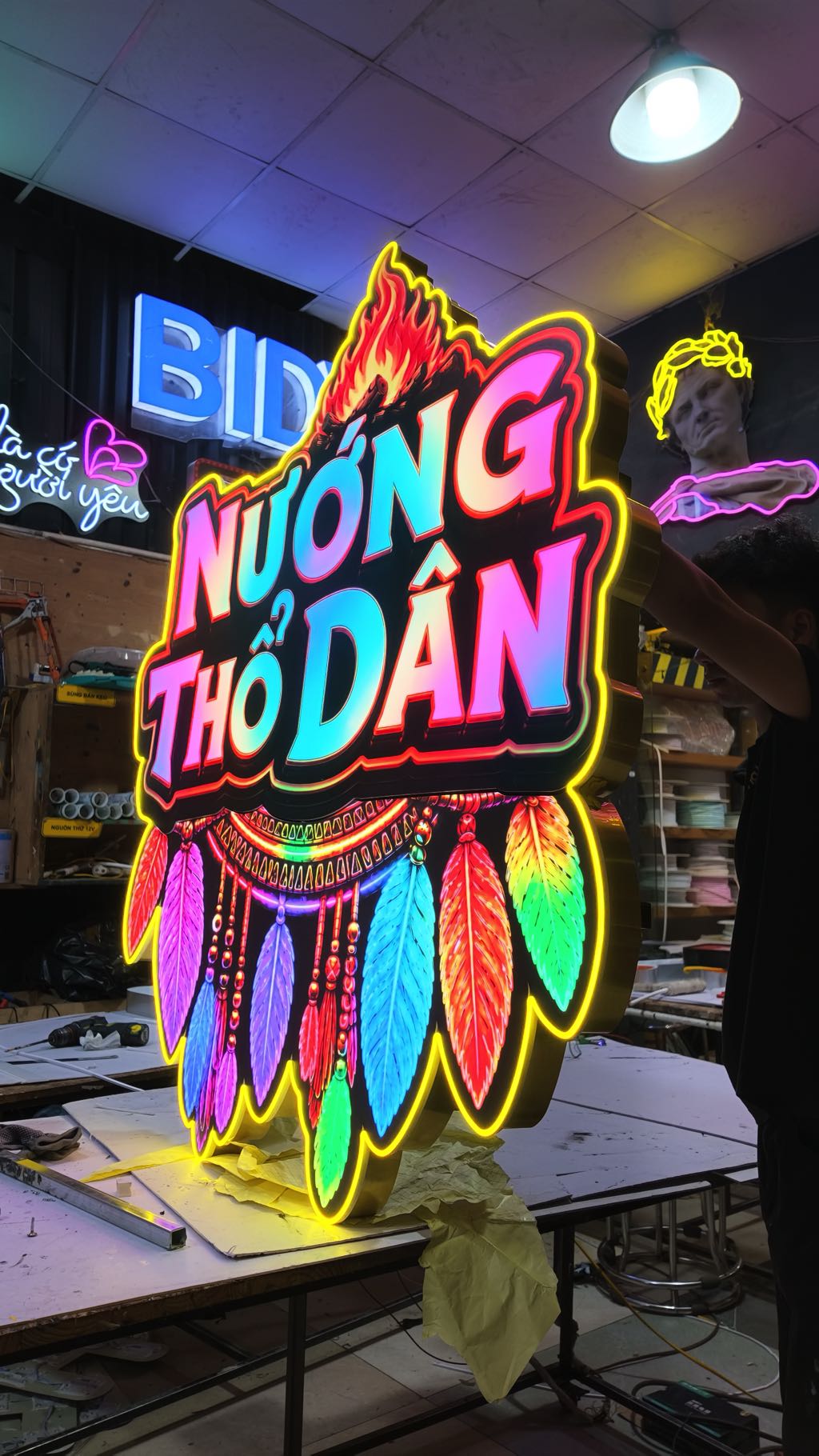 Mẫu Đèn RGB đẹp kết hợp logo và bàn DJ cho Tiệm Nướng Thổ Dân 1 Đèn RGB kết hợp logo và bàn DJ - hình ảnh 1