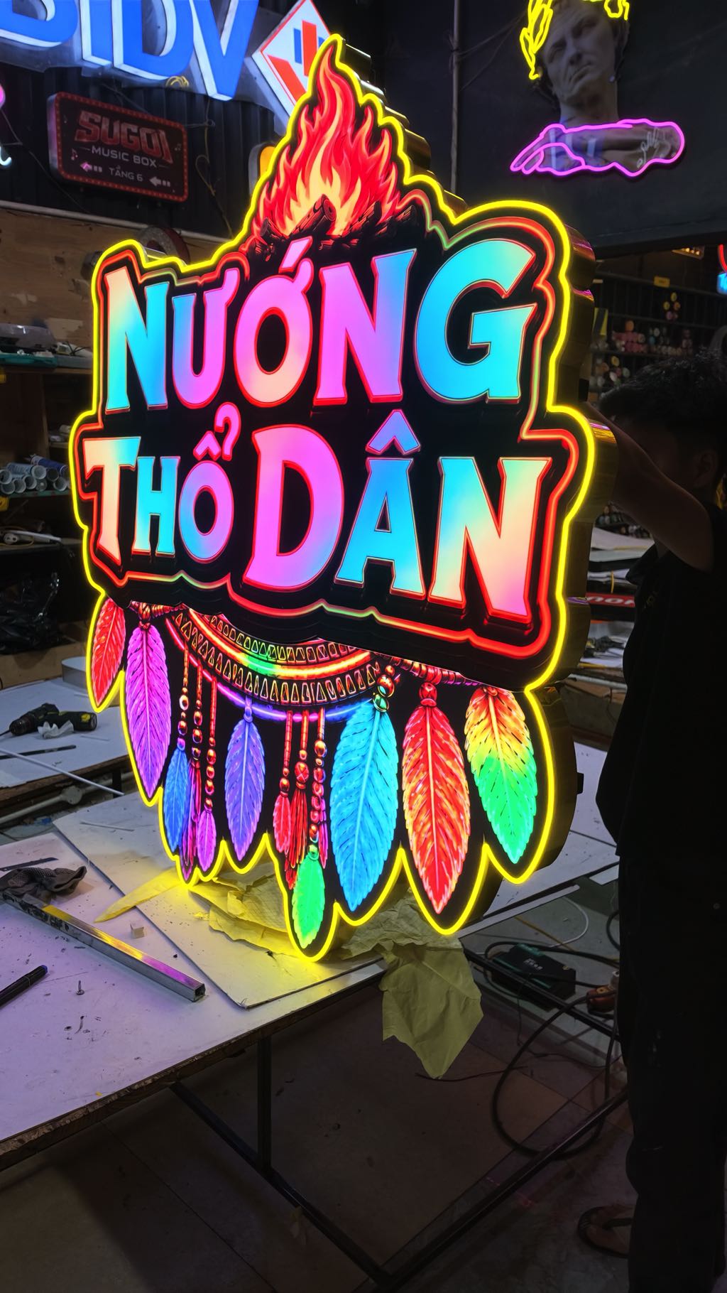 Mẫu Đèn RGB đẹp kết hợp logo và bàn DJ cho Tiệm Nướng Thổ Dân 2 Đèn RGB kết hợp logo và bàn DJ - hình ảnh 2