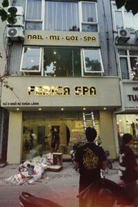 bảng hiệu spa sang trọng