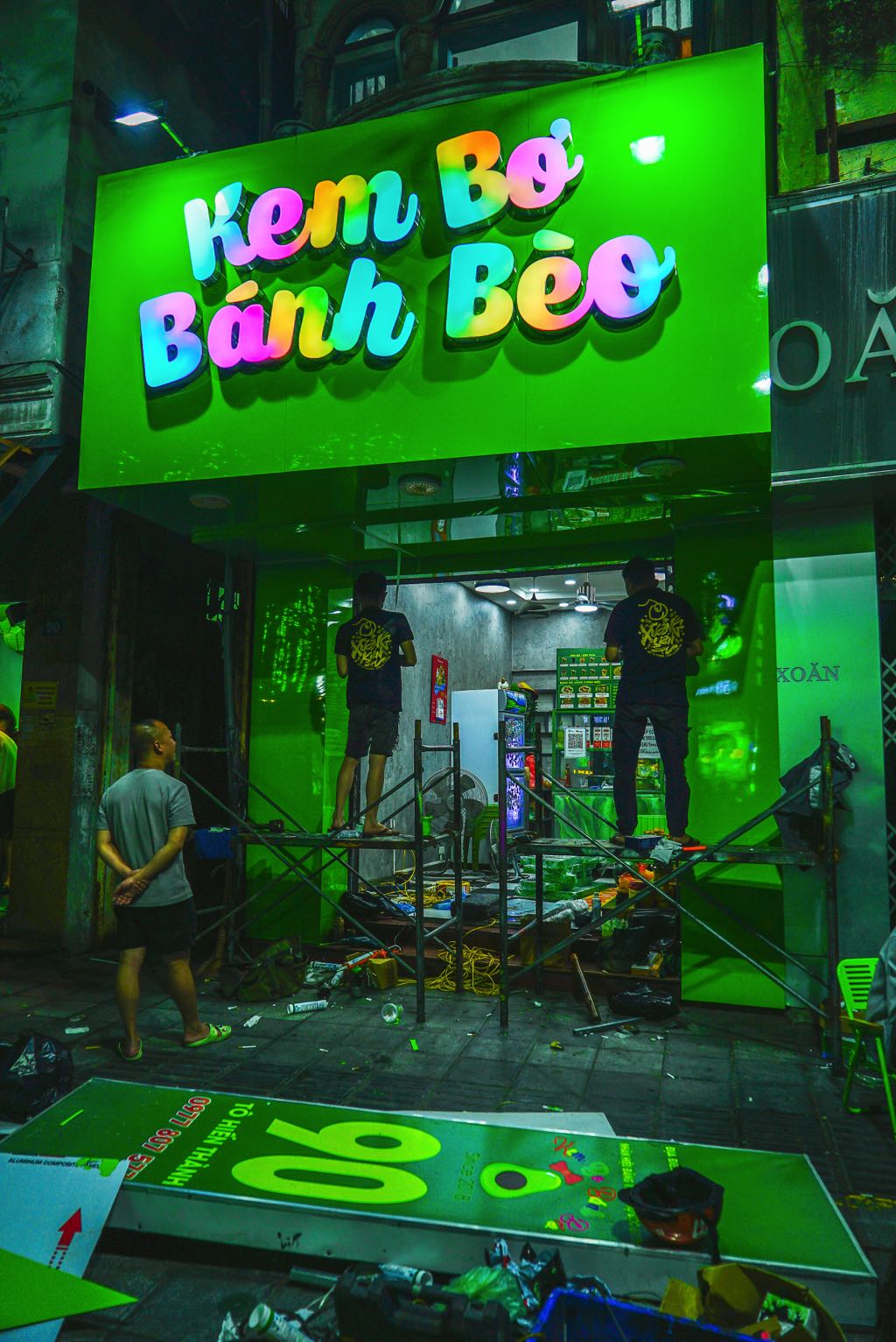 Thay Mới Biển Hiệu Kem Bơ Bánh Bèo – Nâng Cấp Diện Mạo Kinh Doanh 11 ánh sáng trang trí thay mới biển hiệu kem bơ bánh bèo