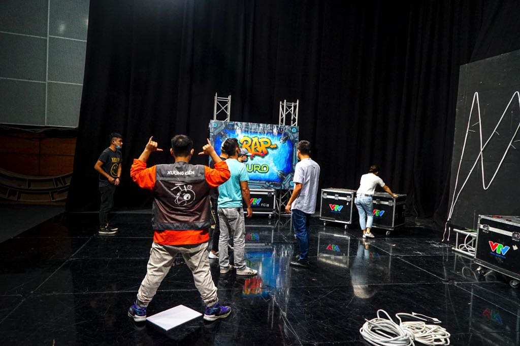 Vẽ Tranh Graffiti Tại VTV: Dự Án Của Xưởng Kiến 11 Hoàn thiện đường nét tranh graffiti nghệ thuật