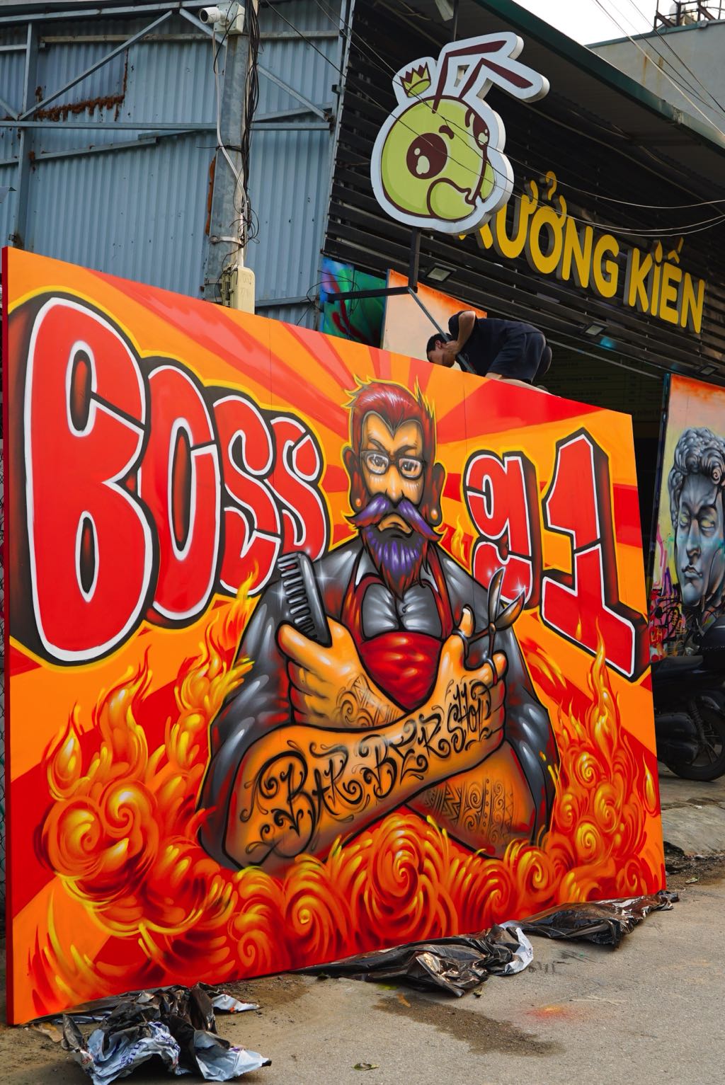 Vẽ Graffiti Cho Barbershop Boss 91 1 hình ảnh thi công barbershop boss 91