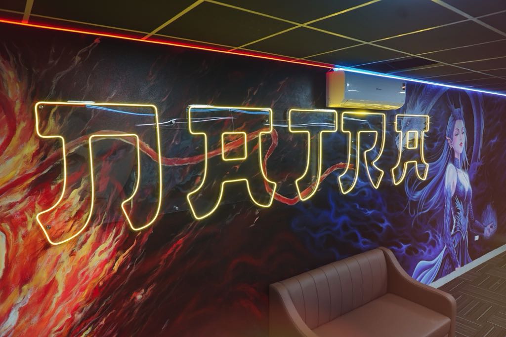 Vẽ Tranh Tường Kết Hợp Đèn Neon Cho Quán Bida Natra - Đan Phượng 14 Tranh tường kết hợp đèn neon quán bida Natra - hình ảnh 9