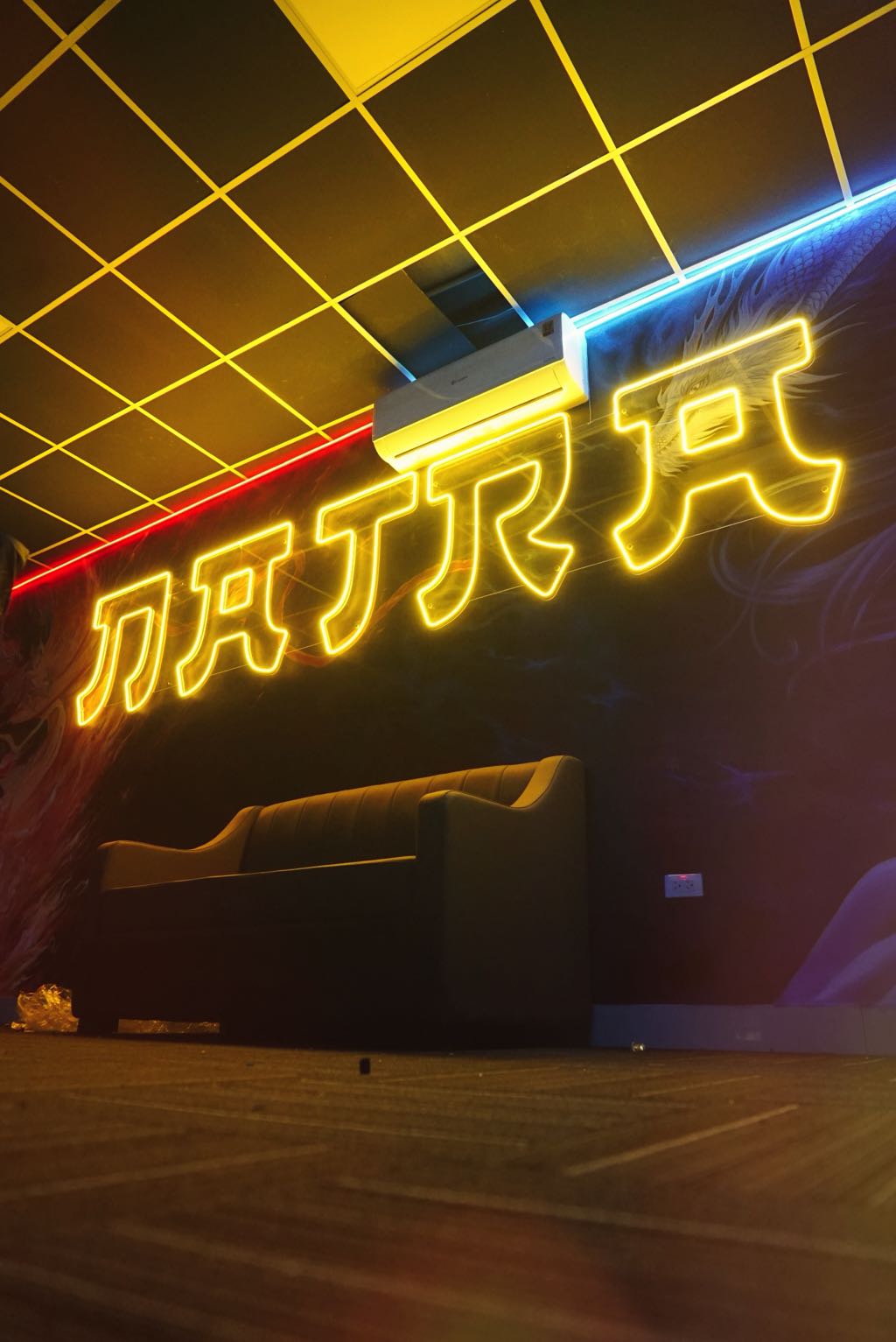 Vẽ Tranh Tường Kết Hợp Đèn Neon Cho Quán Bida Natra - Đan Phượng 15 Tranh tường kết hợp đèn neon quán bida Natra - hình ảnh 10