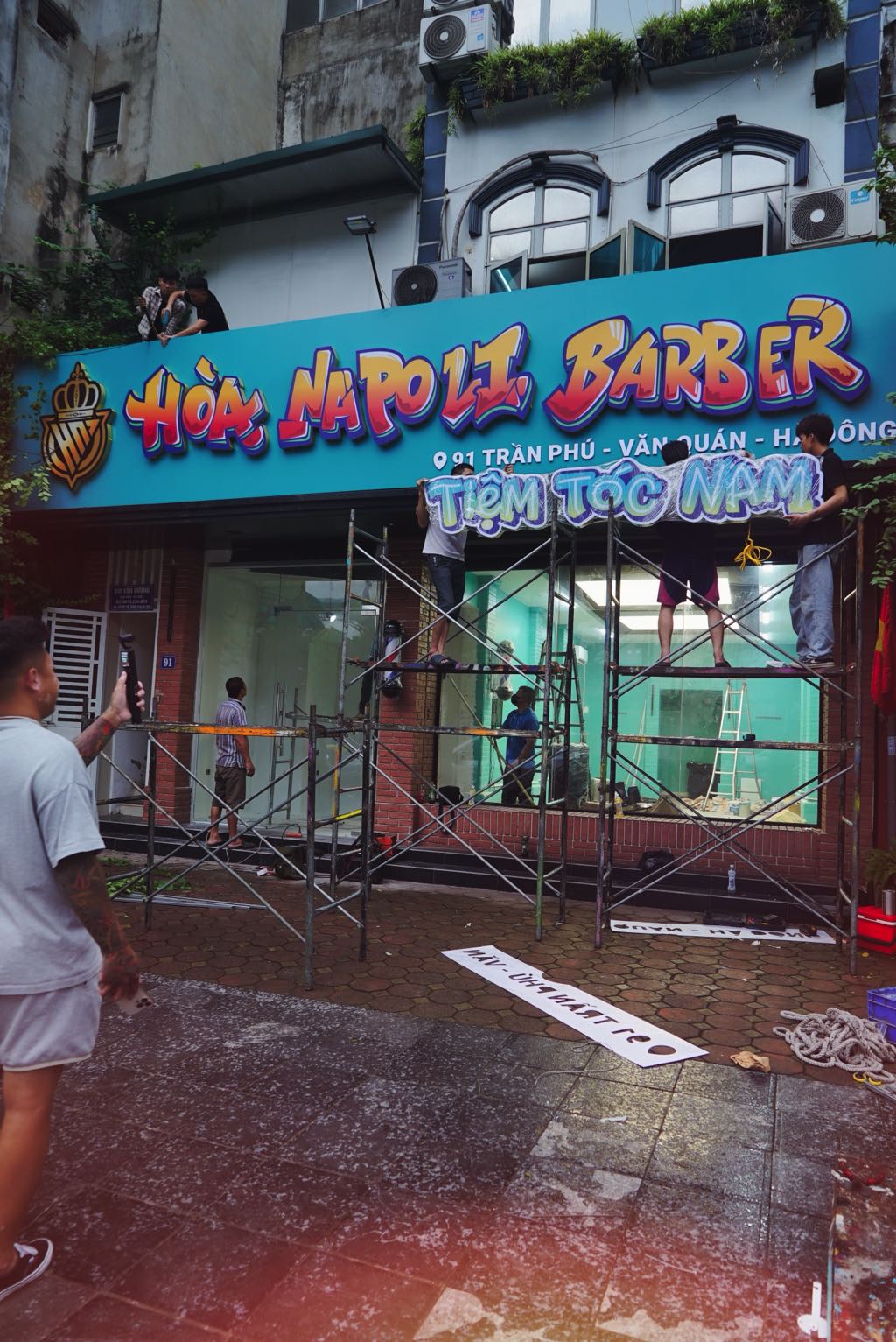 Trang Trí Barbershop Phong Cách Graffiti Cho Chuỗi Hòa NapoLi 7 góc nhìn thực tế barbershop phong cách graffiti cho chuỗi hòa napoli