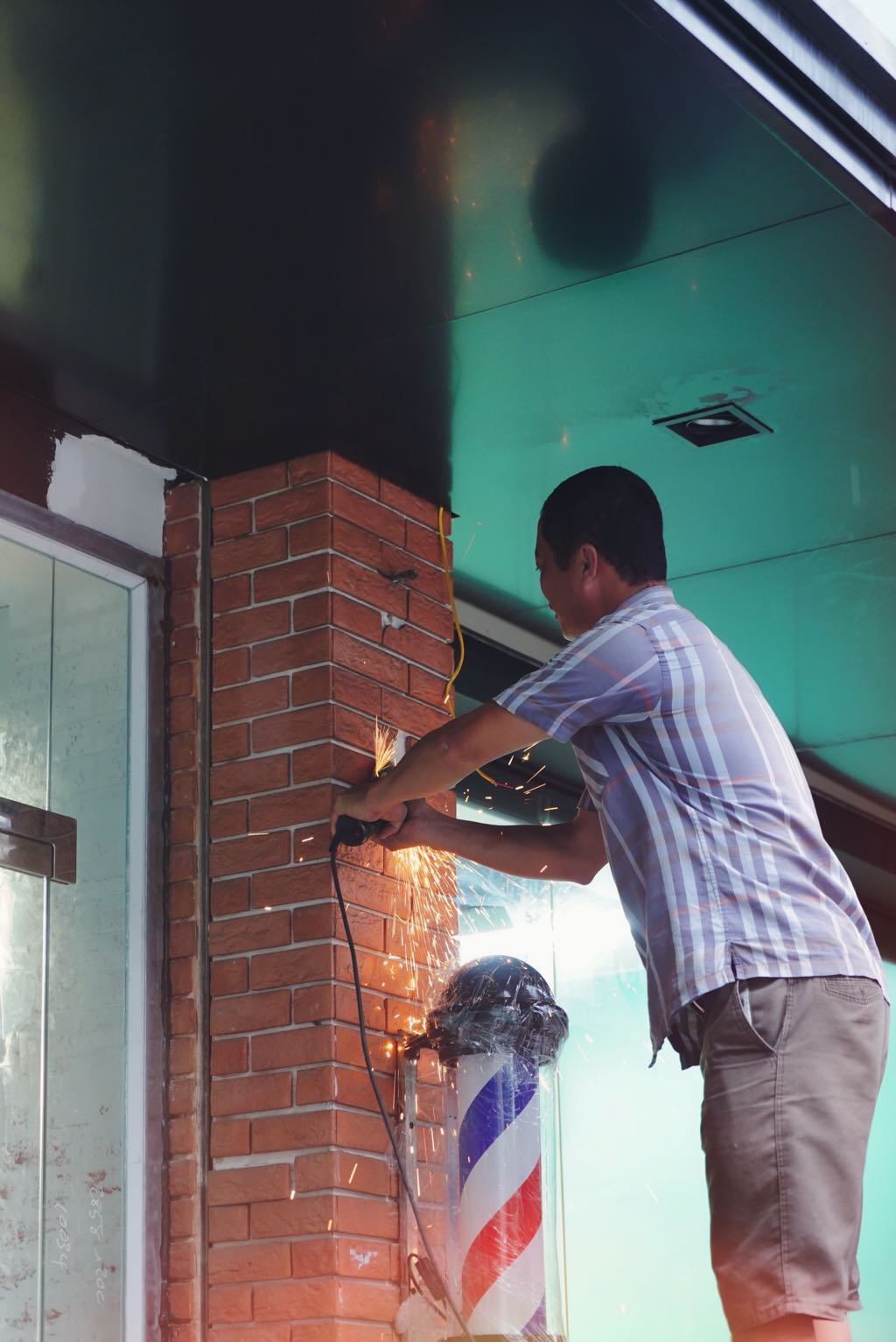 Trang Trí Barbershop Phong Cách Graffiti Cho Chuỗi Hòa NapoLi 5 chi tiết trang trí barbershop phong cách graffiti cho chuỗi hòa napoli