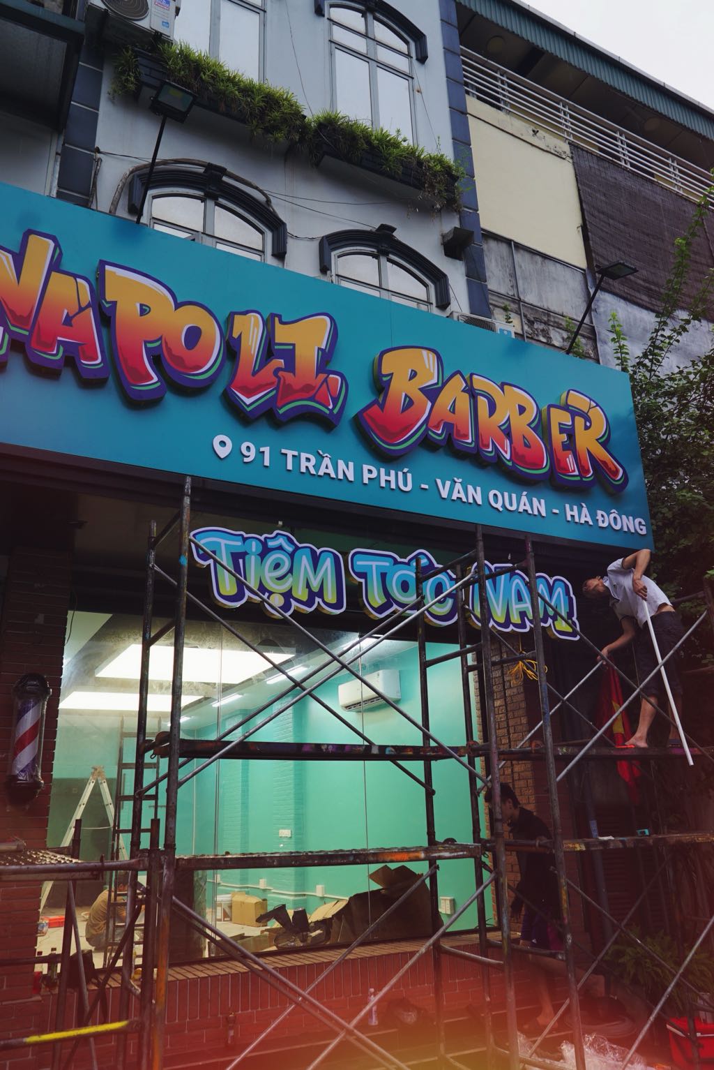 Trang Trí Barbershop Phong Cách Graffiti Cho Chuỗi Hòa NapoLi 4 trang trí barbershop