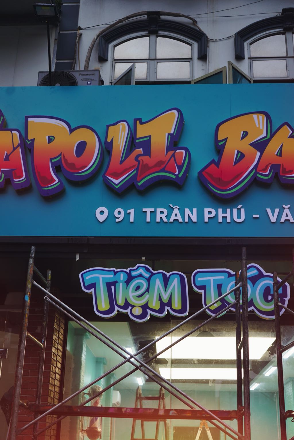 Trang Trí Barbershop Phong Cách Graffiti Cho Chuỗi Hòa NapoLi 3 trang trí barbershop
