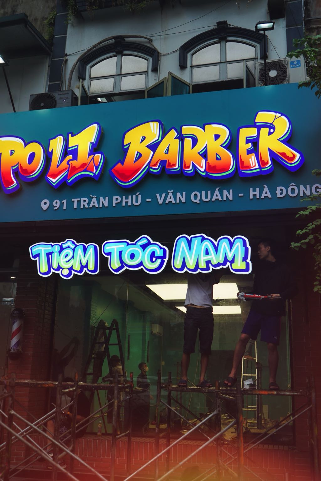 Trang Trí Barbershop Phong Cách Graffiti Cho Chuỗi Hòa NapoLi 2 không gian hoàn thiện barbershop phong cách graffiti cho chuỗi hòa napoli