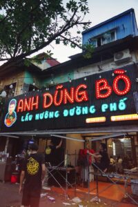 hình ảnh thi công sản xuất biển quảng cáo cá nhân hóa cho anh