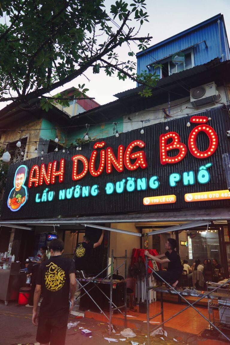 hình ảnh thi công sản xuất biển quảng cáo cá nhân hóa cho anh