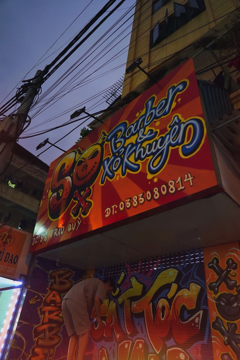 Biển Barbershop Sọ Thiết Kế Biển Hiệu Graffiti Cá Tính 2 Biển Barbershop vẽ Graffiti thủ công