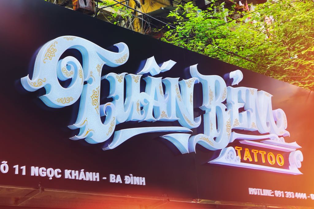 Biển Hiệu Phòng Xăm Phong Cách Tattoo | Chữ Mica Uốn Chân Theo Thiết Kế Riêng 3 biển hiệu tattoo đẹp