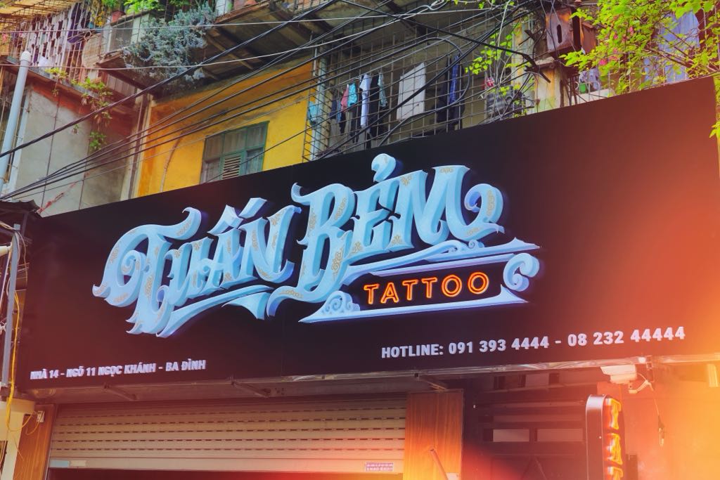 Biển Hiệu Phòng Xăm Phong Cách Tattoo | Chữ Mica Uốn Chân Theo Thiết Kế Riêng 2 biển hiệu studio xăm