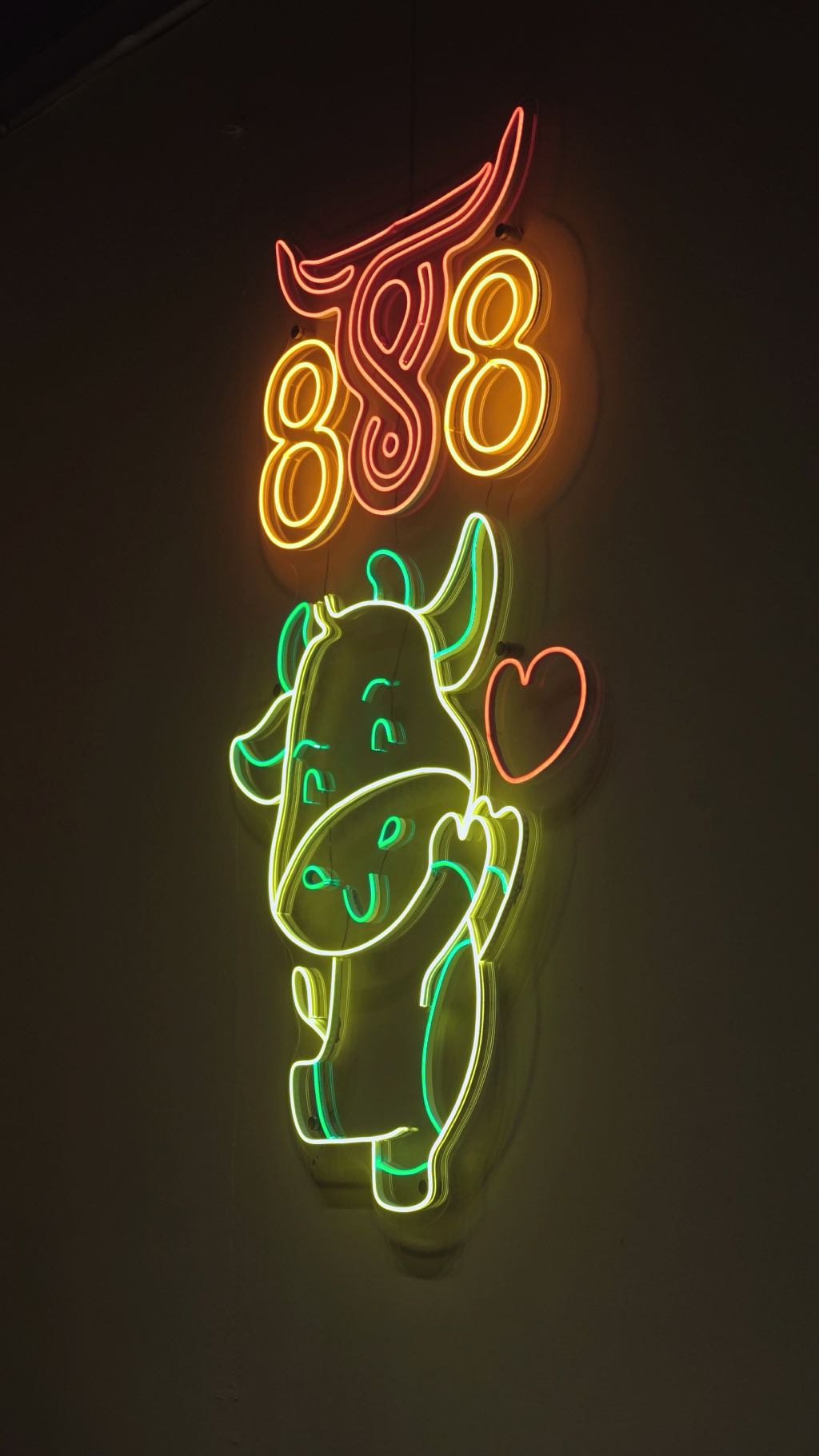 Thiết Kế Nhà Hàng Bò 888 - Không Gian Đèn Neon Rực Rỡ 1 Thiết kế nhà hàng Bò 888 với đèn neon