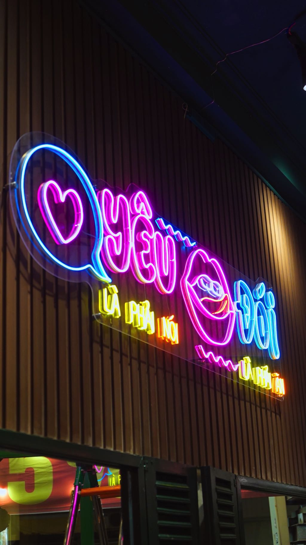 Thiết Kế Nhà Hàng Bò 888 - Không Gian Đèn Neon Rực Rỡ 12 quá trình lắp đặt nhà hàng bò 888