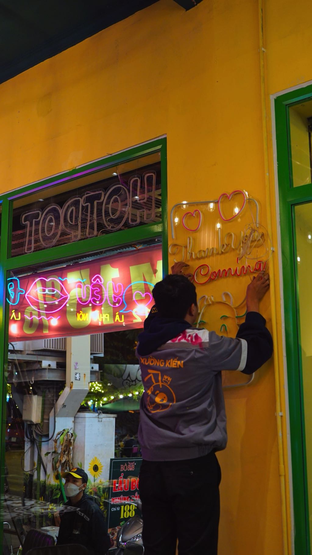 Thiết Kế Nhà Hàng Bò 888 - Không Gian Đèn Neon Rực Rỡ 11 sản phẩm hoàn thiện nhà hàng bò 888