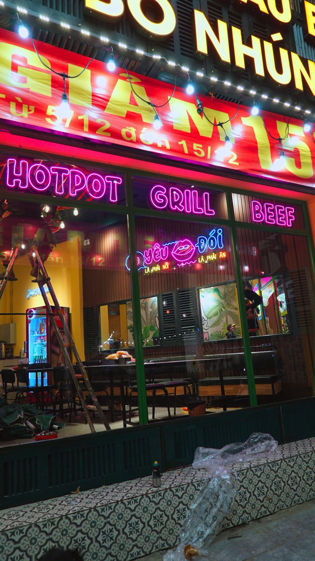 Thiết Kế Nhà Hàng Bò 888 - Không Gian Đèn Neon Rực Rỡ 10 cận cảnh nhà hàng bò 888