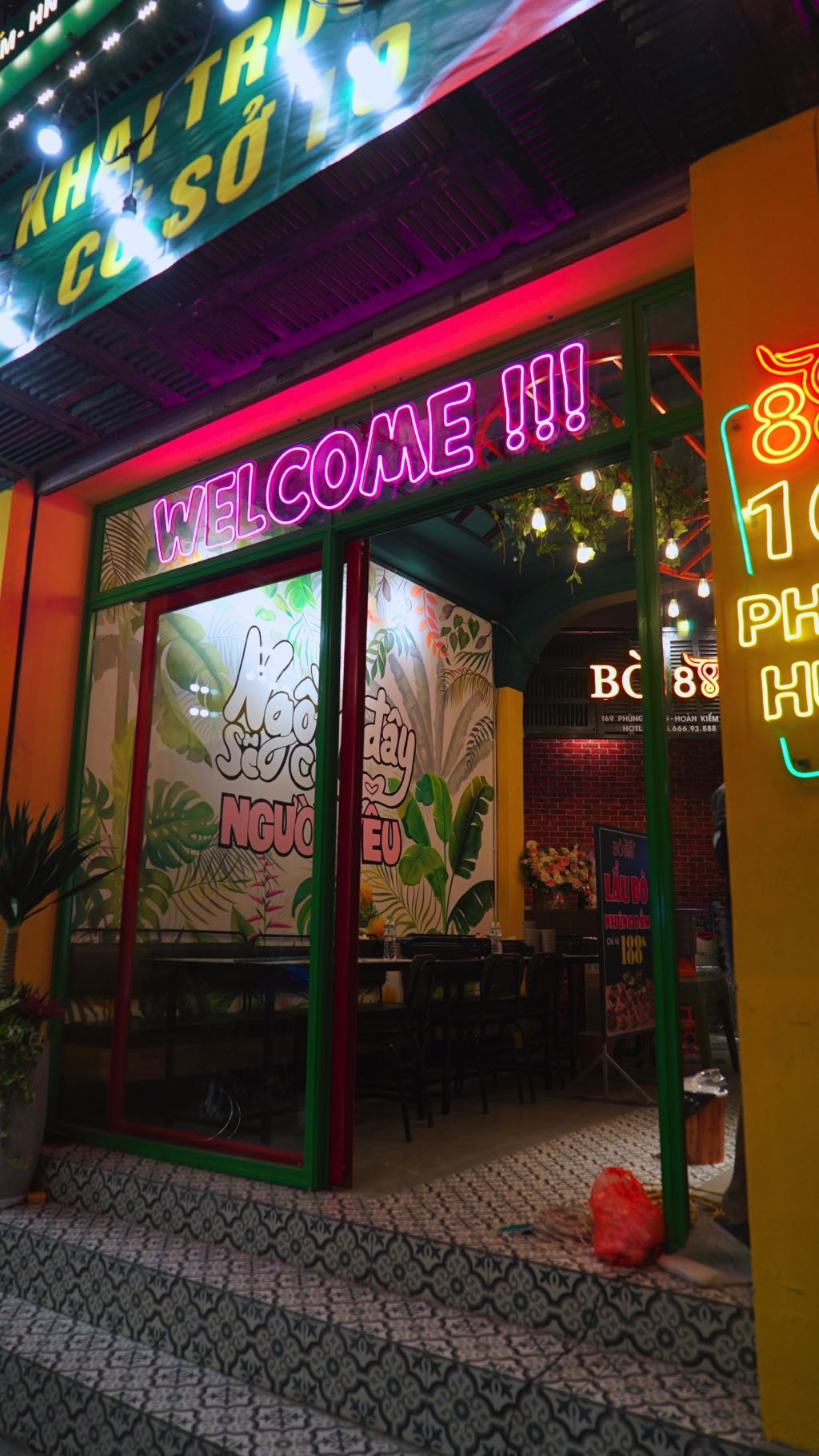 Thiết Kế Nhà Hàng Bò 888 - Không Gian Đèn Neon Rực Rỡ 9 ánh sáng trang trí nhà hàng bò 888