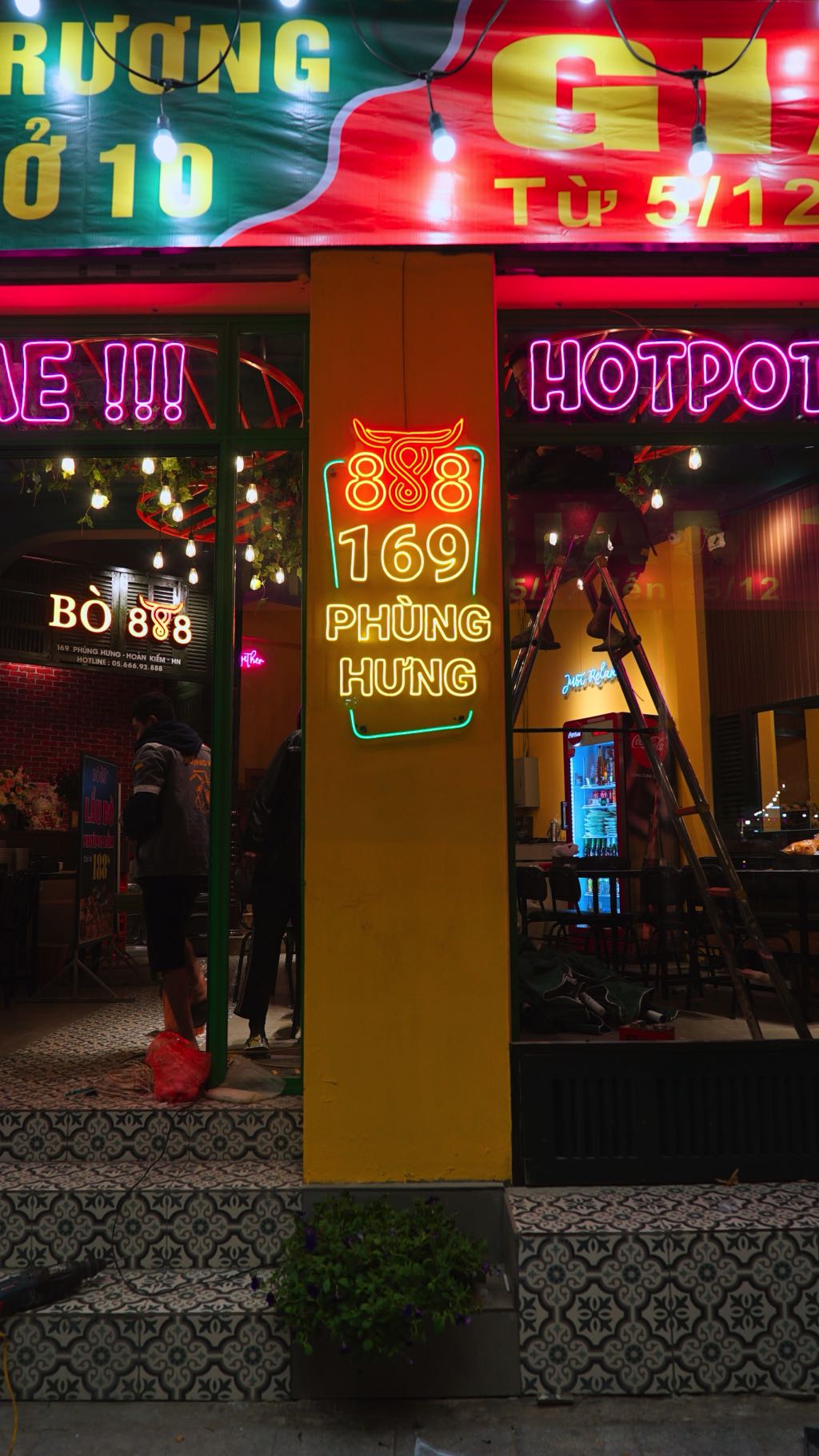 Thiết Kế Nhà Hàng Bò 888 - Không Gian Đèn Neon Rực Rỡ 8 biển hiệu nhà hàng bò 888