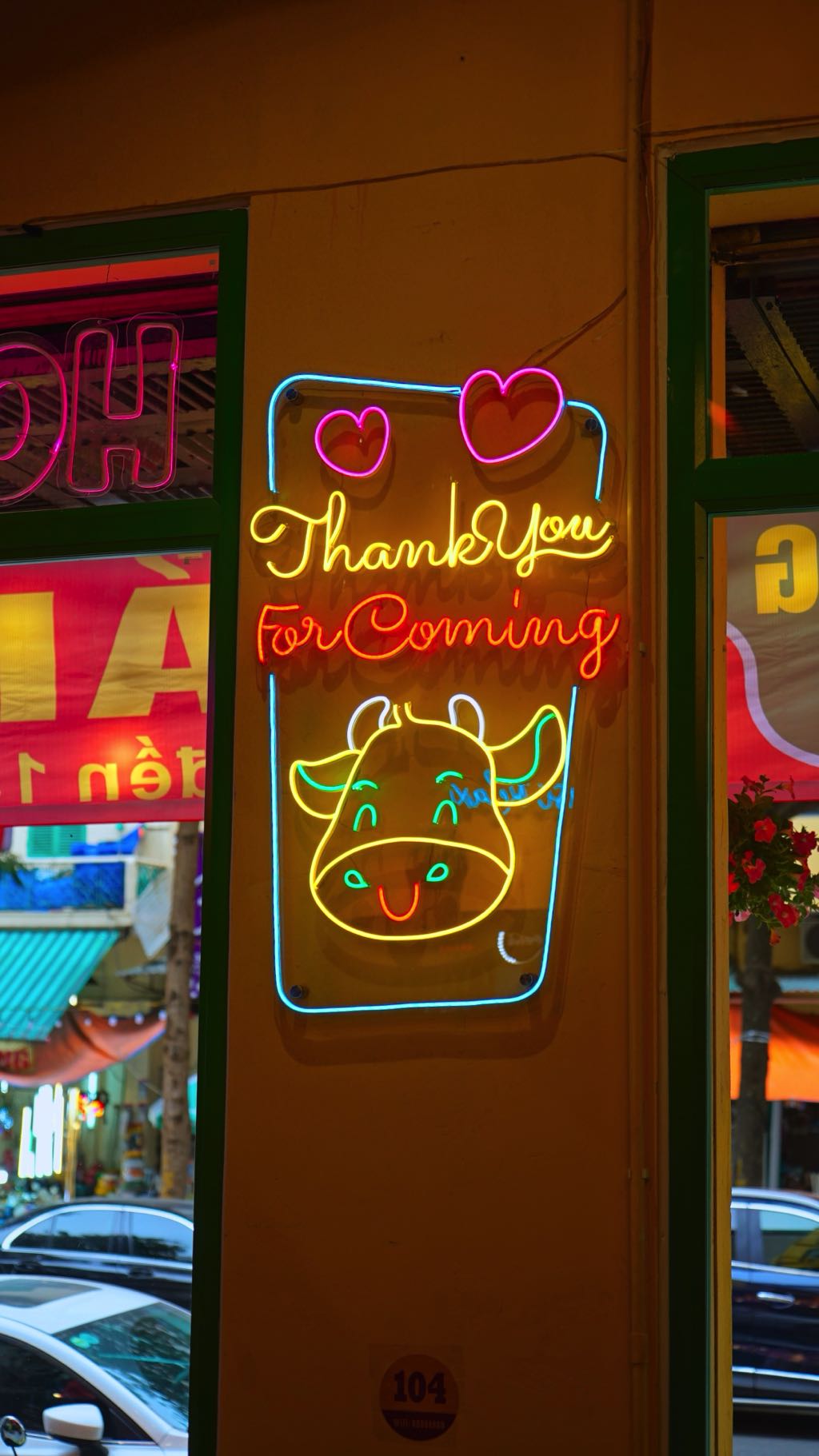 Thiết Kế Nhà Hàng Bò 888 - Không Gian Đèn Neon Rực Rỡ 4 chi tiết trang trí nhà hàng bò 888