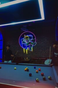 decor quán bida chủ đề vũ trụ