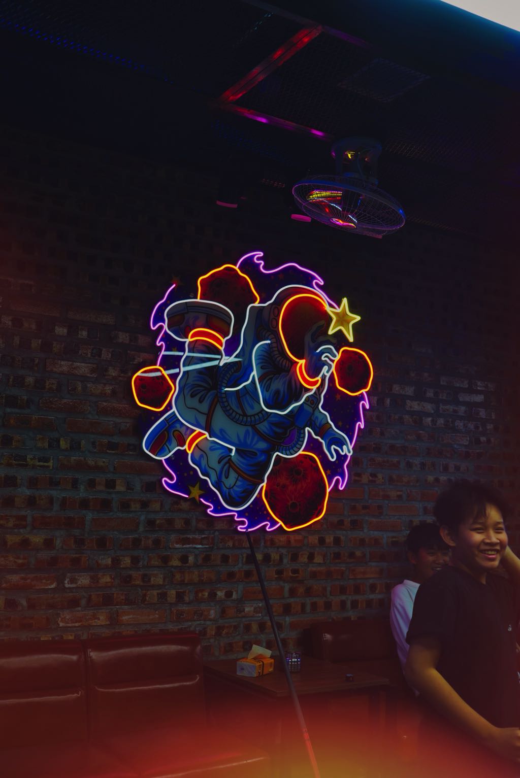 Kaka Public House - Trang Trí Quán Bida Trọn Gói tại Bắc Giang 2 không gian hoàn thiện kaka public house