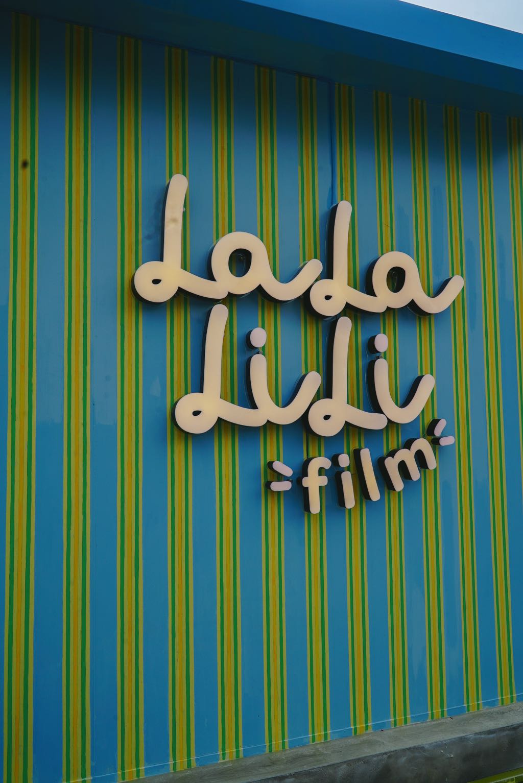 Thiết Kế Biển Hiệu Tiệm Photobooth Cho Lala Lili Film 7 góc nhìn thực tế tiệm photobooth cho lala lili film
