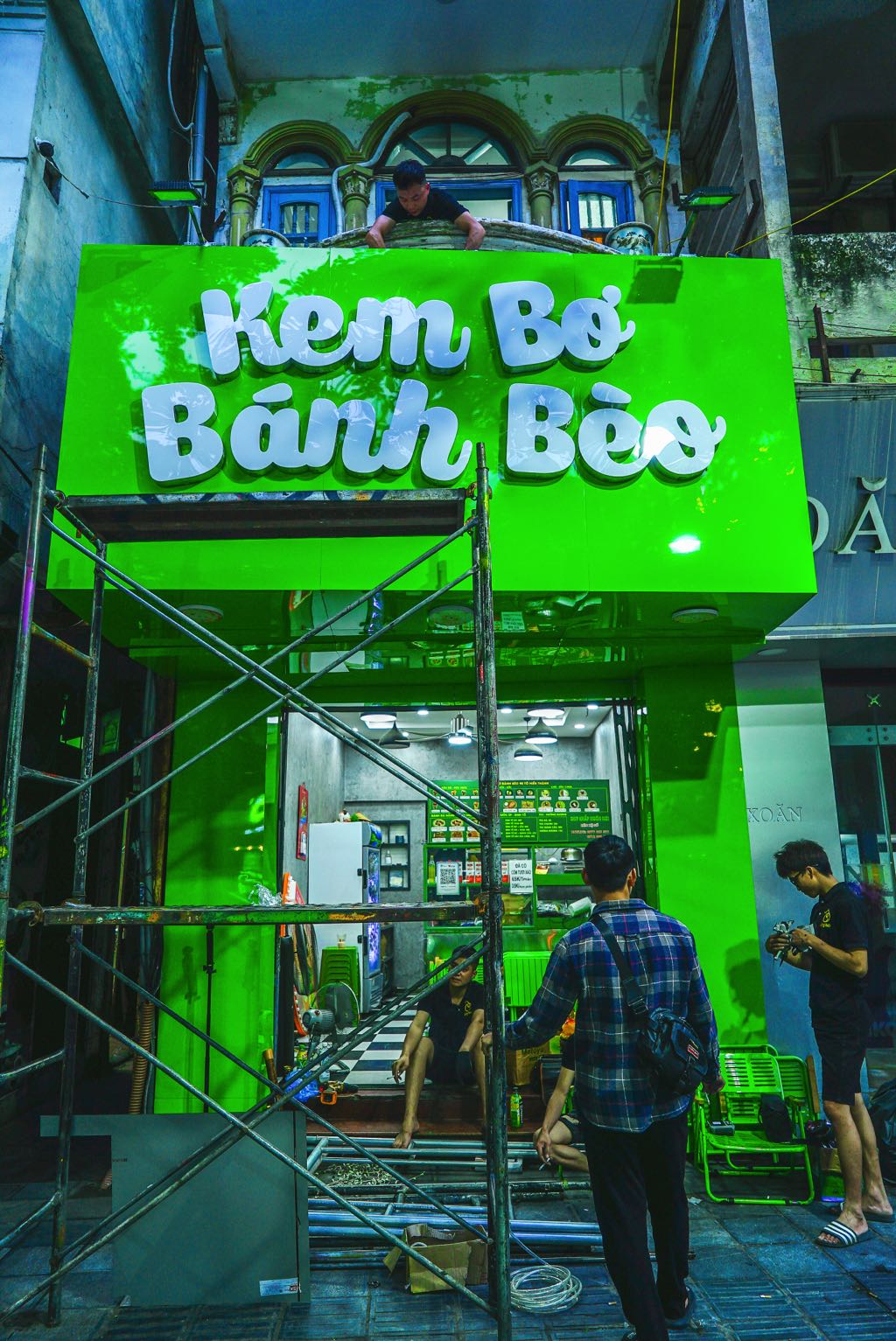 Thay Mới Biển Hiệu Kem Bơ Bánh Bèo – Nâng Cấp Diện Mạo Kinh Doanh 3 chi tiết trang trí thay mới biển hiệu kem bơ bánh bèo