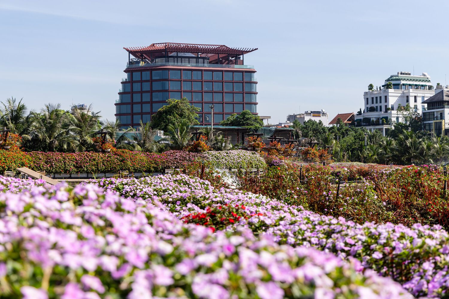 Vẽ Tranh Tường Khách Sạn Từ Hoa Công Chúa – Cung Điện Bên Hồ Tây 1 hình ảnh thi công vẽ tranh tường khách sạn từ hoa công chúa