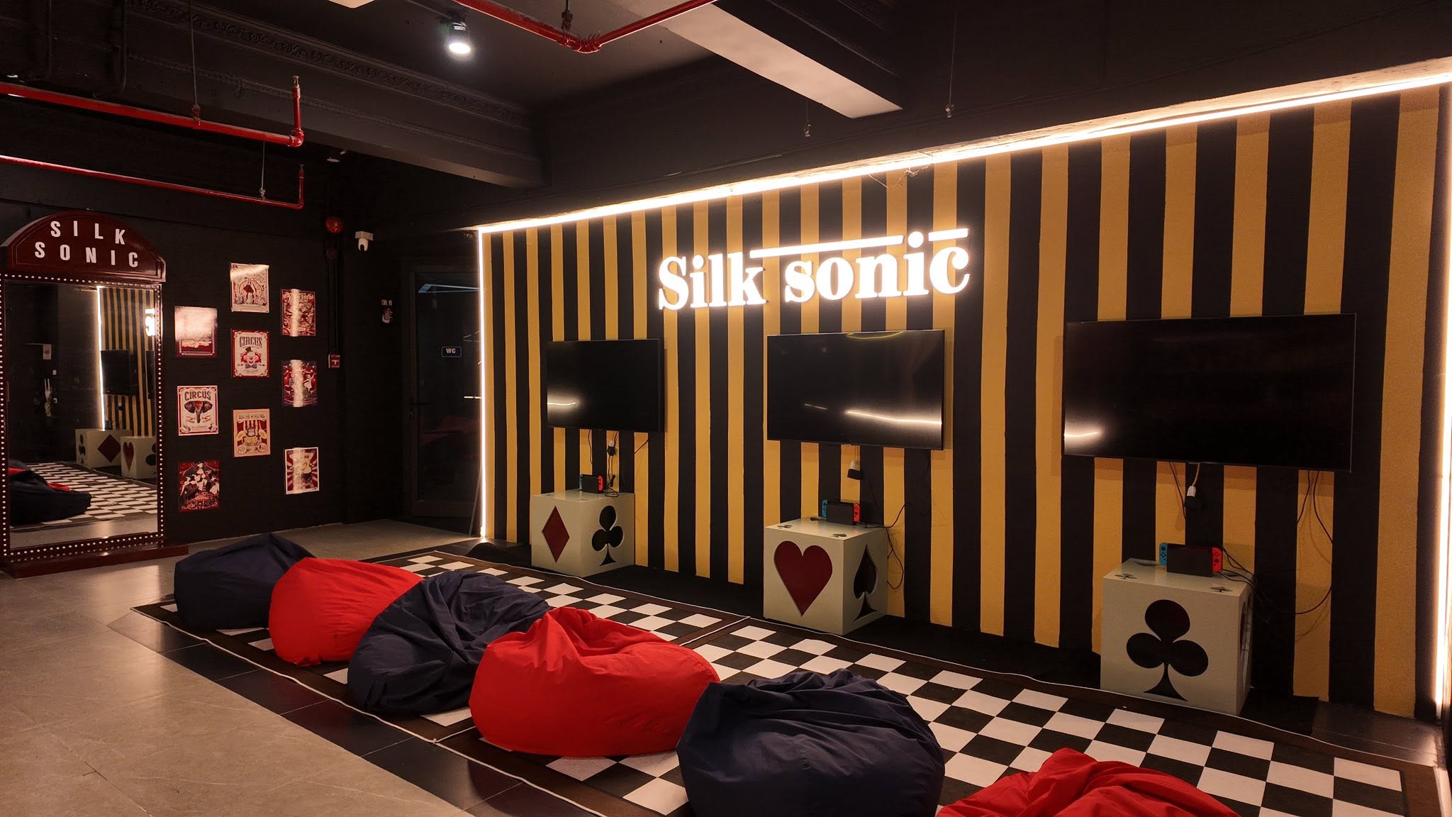 Decor hành lang SilkSonic Music Box – Đèn LED quân bài Hành lang SilkSonic Music Box trang trí đèn LED hình quân bài