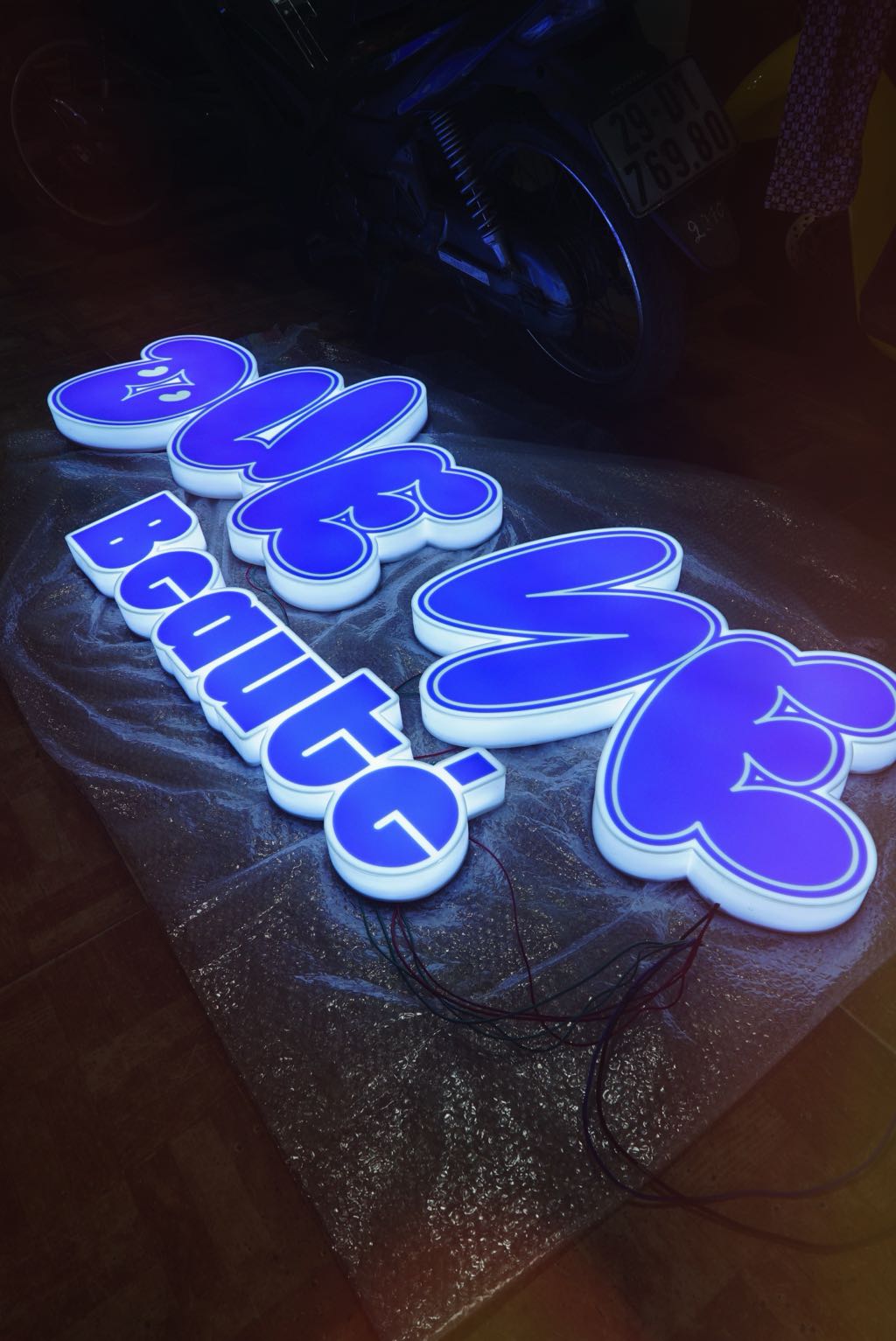 In UV Trên Mica Là Gì? So Với Dán Decal Và Cách Phân Biệt | Xưởng Kiến 3 Mẫu bảng hiệu in UV trên mica minh họa độ sắc nét màu sắc