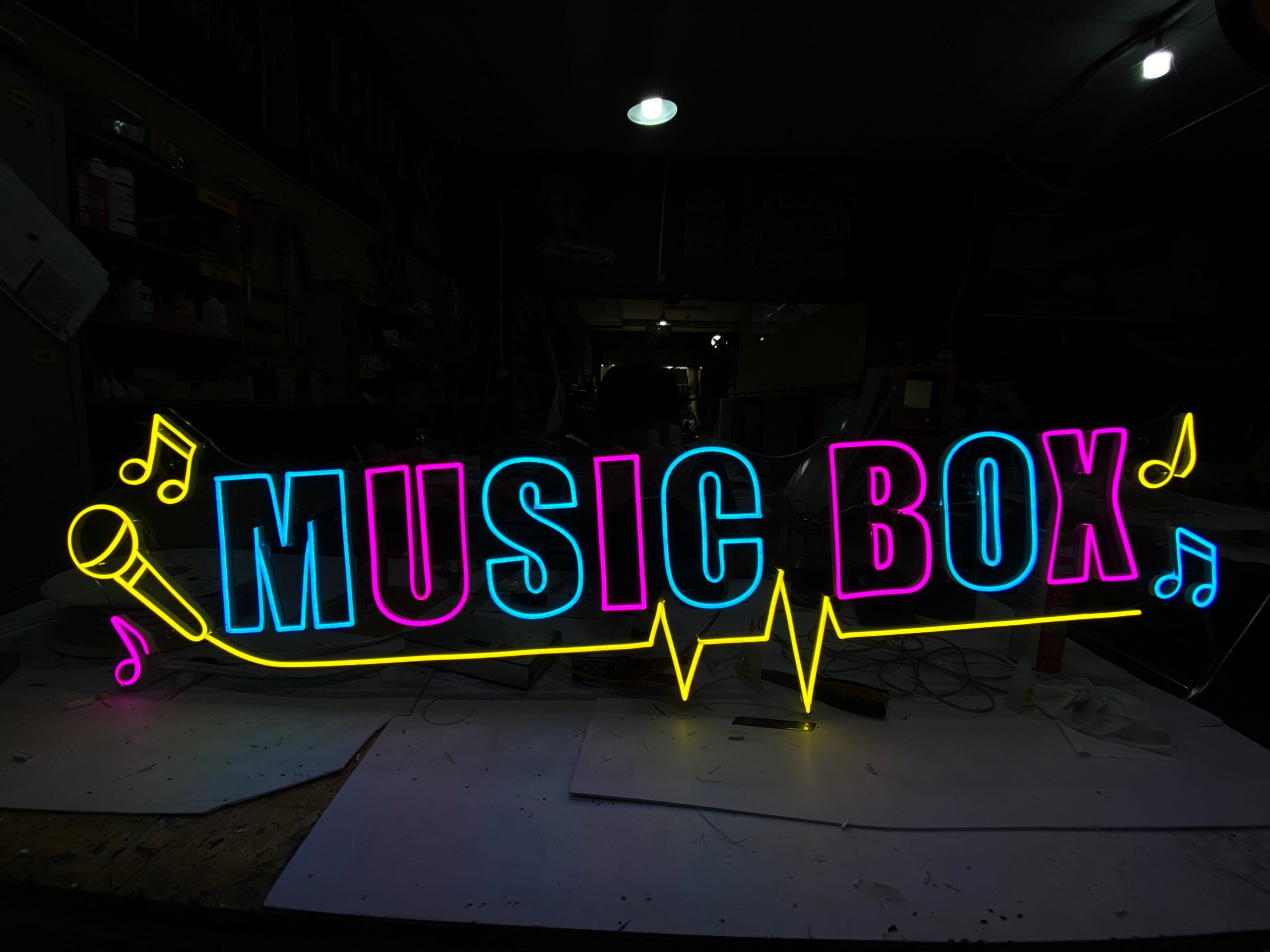 Thiết kế và thi công biển mặt tiền MusicBox 10 Biển mặt tiền MusicBox thực tế 2