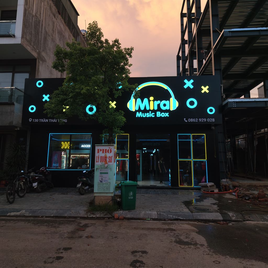 Thiết kế và thi công biển mặt tiền MusicBox 8 Thi công biển mặt tiền MusicBox ban đêm 9