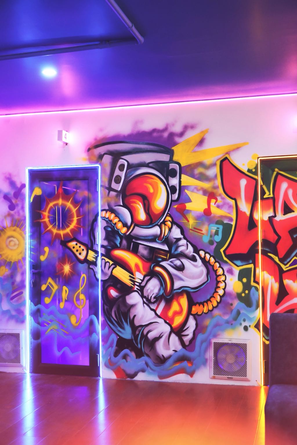 Graphic wall theo concept riêng cho phòng MusicBox