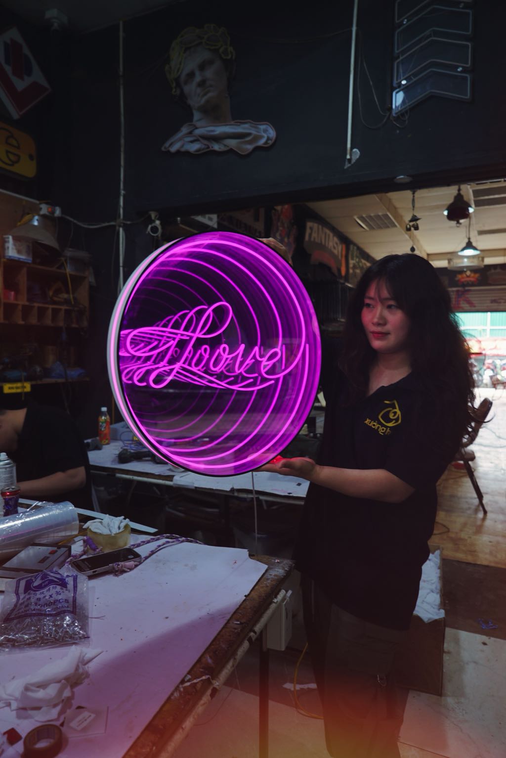 Ý tưởng decor MusicBox với gương check-in kết hợp đèn