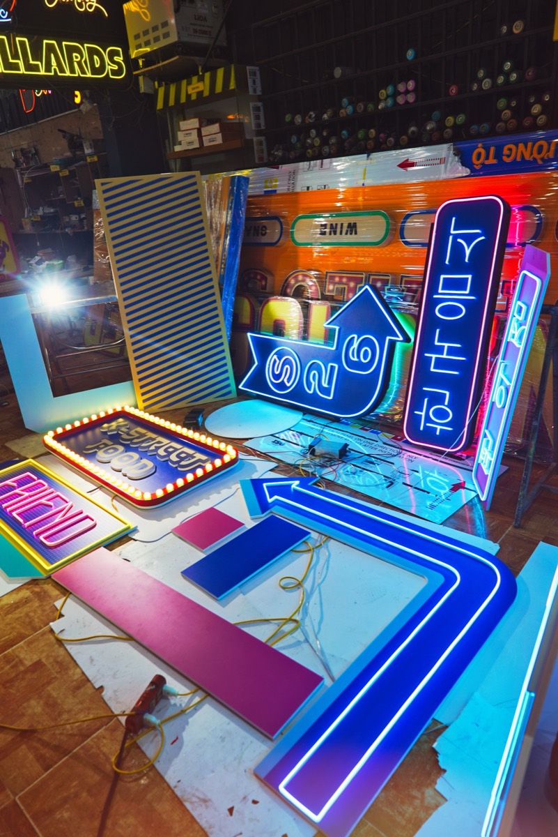 Đèn neon theo yêu cầu: biển neon tiếng Hàn sản xuất hàng loạt tại xưởng