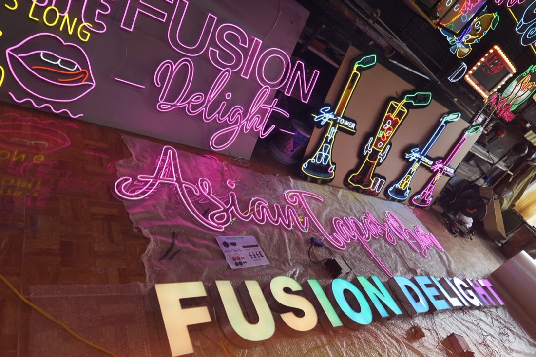 Đèn neon theo yêu cầu: neon chữ Fusion Delight kết hợp chữ nổi đổi màu